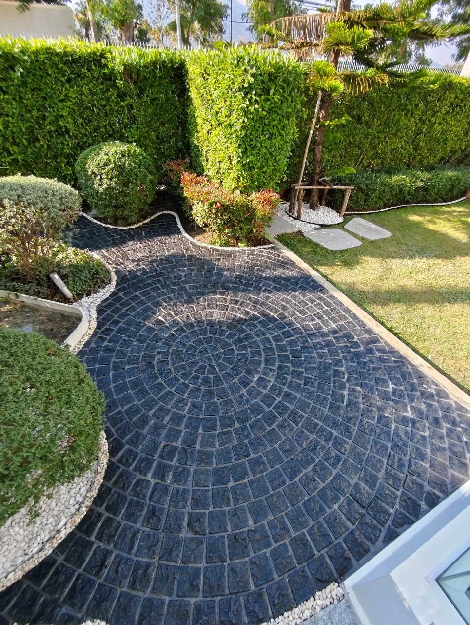 หินลูกเต๋าปูพื้น COBBLESTONE แบบลายพัด MODERN DECOR รุ่นซิมพลี ผิวธรรมชาติ ข้างตัดเรียบ โม่ลบมุม 50X50X3 ซม. หินธรรมชาติแกรนิตสีดำ_4